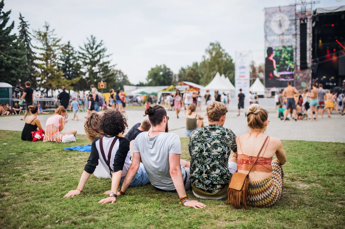 Besucher auf einer Open-Air-Veranstaltung