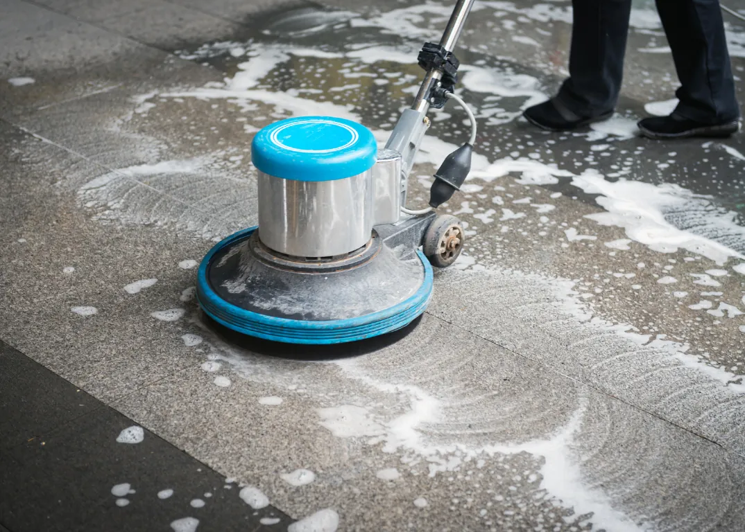 Bodenreinigungsmaschine im Einsatz auf einer großen Fläche